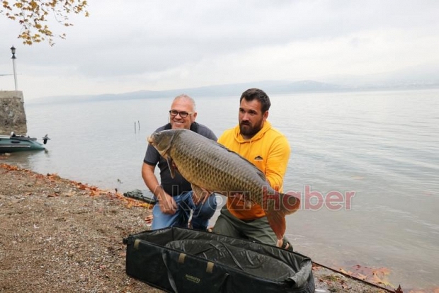 Sapanca Gölü’nde 23 kiloluk dev sazan yakaladı