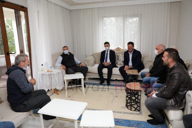 Vali Kaldırım Muhtarın davetini kırmadı evine misafir oldu