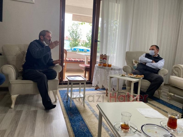 Vali Kaldırım Muhtarın davetini kırmadı evine misafir oldu