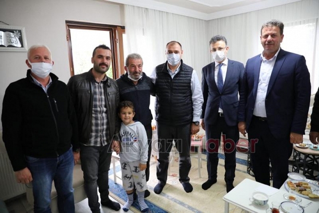 Vali Kaldırım Muhtarın davetini kırmadı evine misafir oldu
