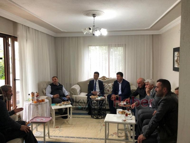 Vali Kaldırım Muhtarın davetini kırmadı evine misafir oldu