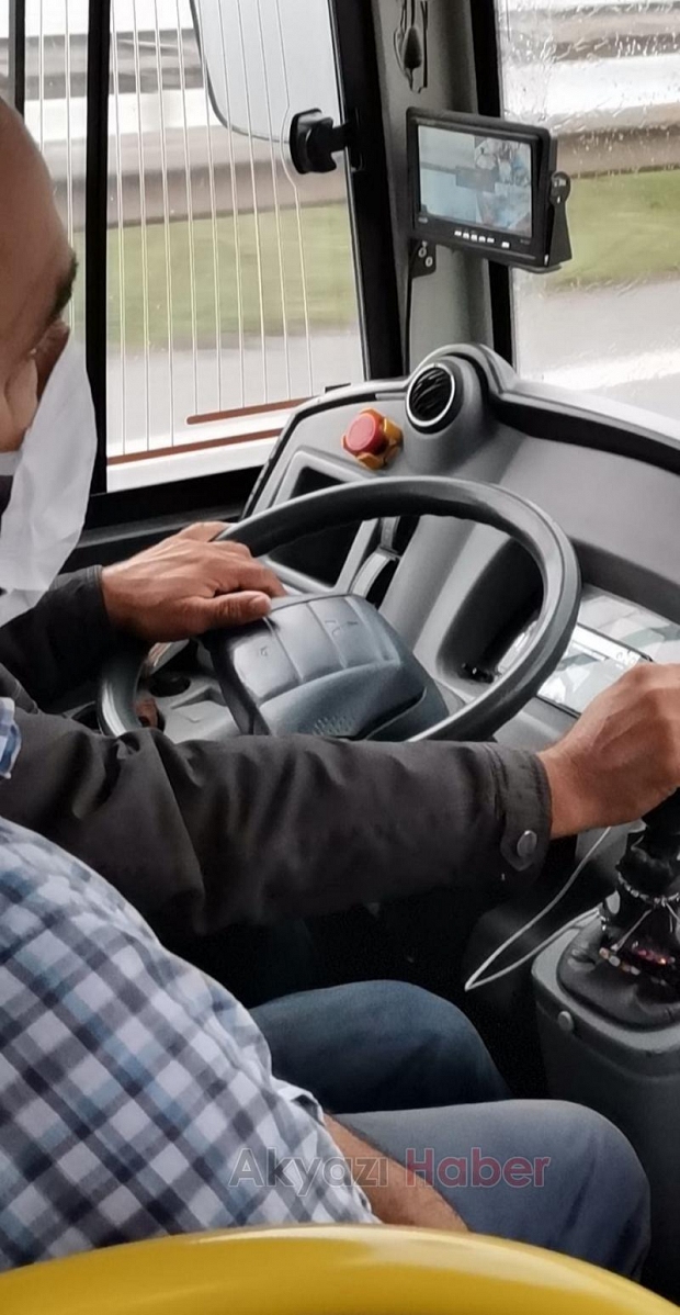 Otobüs şoförü seyir halindeyken maç izledi