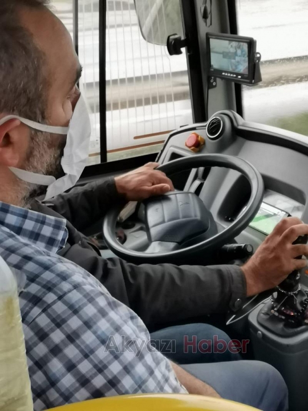 Otobüs şoförü seyir halindeyken maç izledi