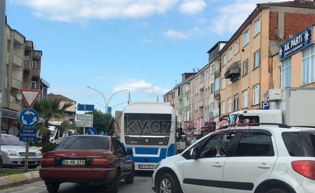 Akyazı trafiğini kilitliyorlar