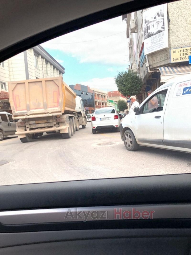 Akyazı trafiğini kilitliyorlar
