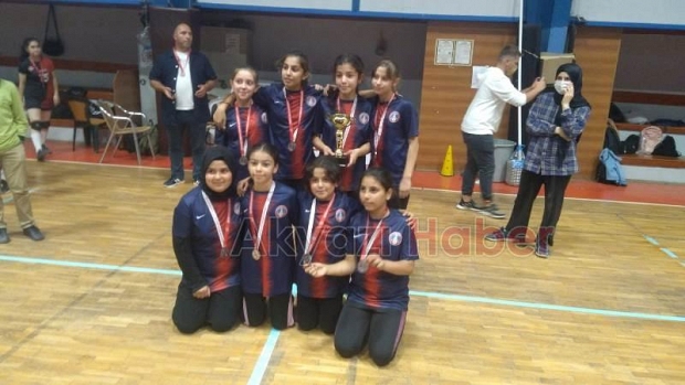 Akyazıda voleybol şöleni