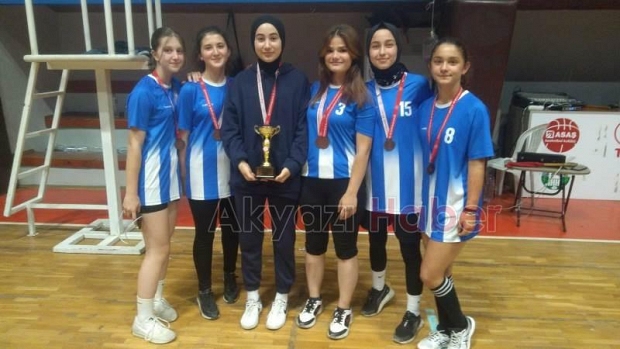 Akyazıda voleybol şöleni