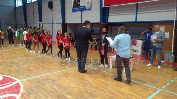 Akyazıda voleybol şöleni