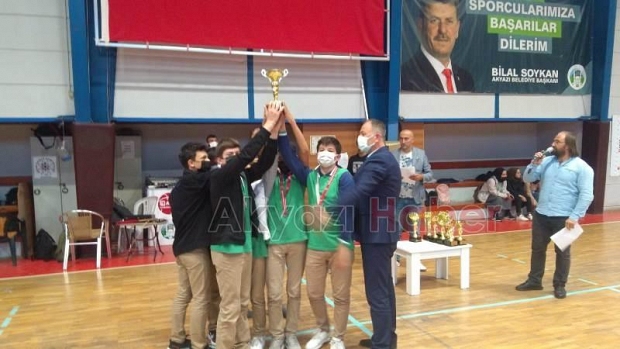 Akyazıda voleybol şöleni