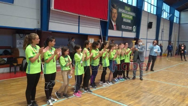 Akyazıda voleybol şöleni