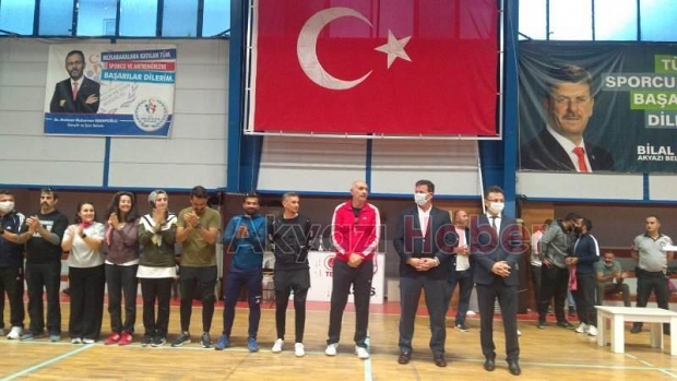 Akyazıda voleybol şöleni