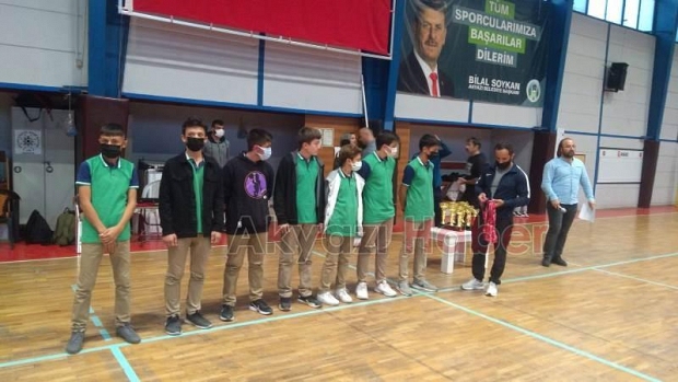 Akyazıda voleybol şöleni