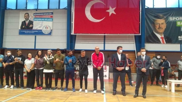 Akyazıda voleybol şöleni