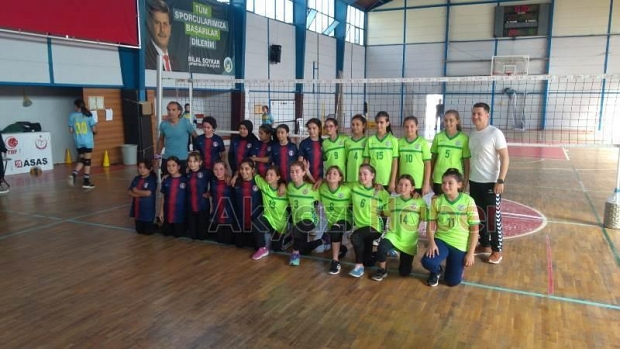 Akyazıda voleybol şöleni