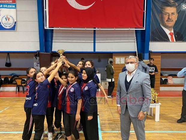 Akyazıda voleybol şöleni