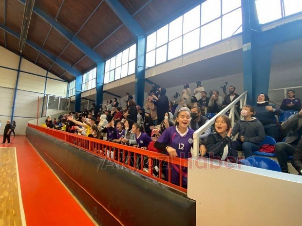 Akyazıda voleybol şöleni
