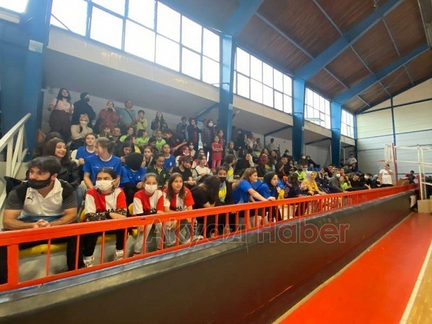 Akyazıda voleybol şöleni