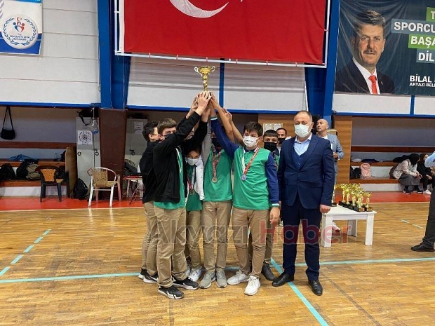 Akyazıda voleybol şöleni