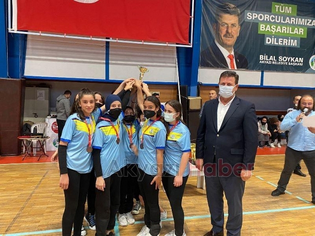 Akyazıda voleybol şöleni