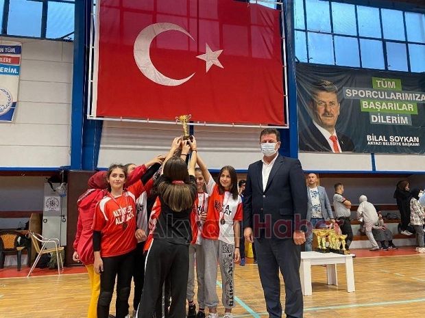 Akyazıda voleybol şöleni