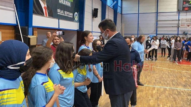 Akyazıda voleybol şöleni