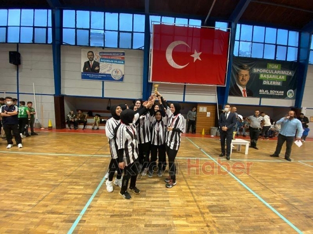 Akyazıda voleybol şöleni