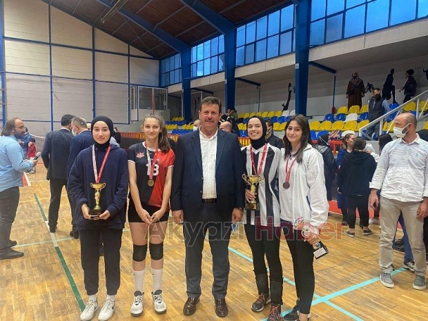 Akyazıda voleybol şöleni