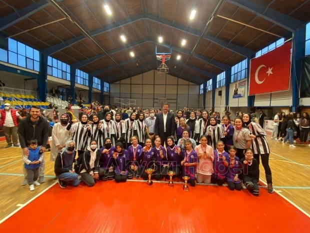 Akyazıda voleybol şöleni