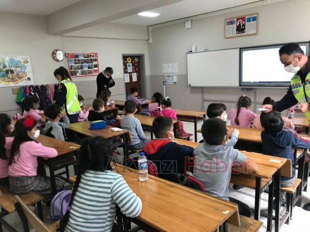 Akyazı'da jandarmadan öğrencilere trafik eğitimi