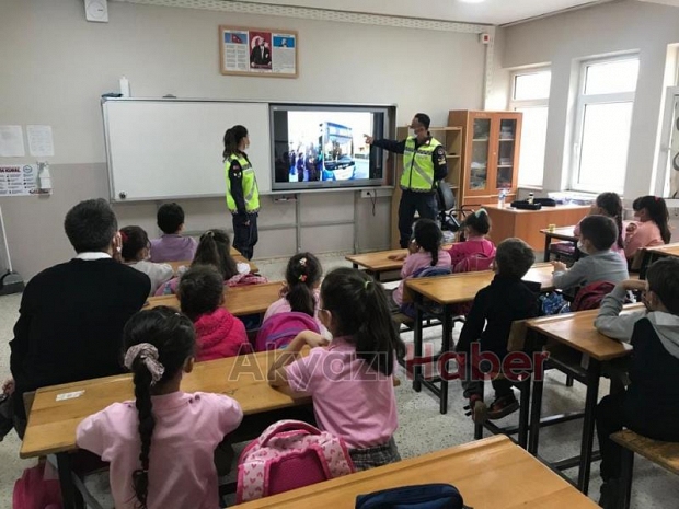 Akyazı'da jandarmadan öğrencilere trafik eğitimi