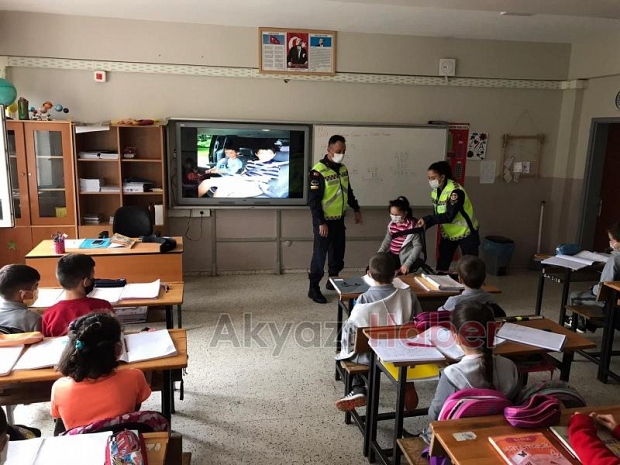 Akyazı'da jandarmadan öğrencilere trafik eğitimi