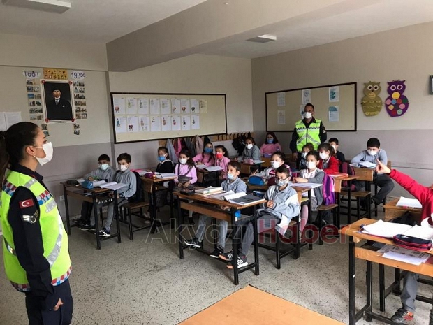 Akyazı'da jandarmadan öğrencilere trafik eğitimi