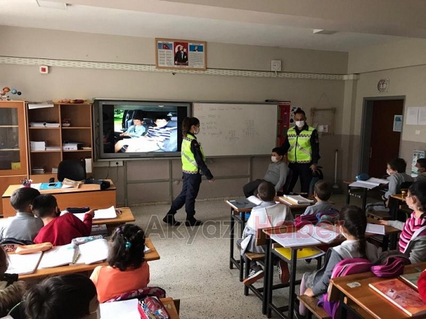 Akyazı'da jandarmadan öğrencilere trafik eğitimi