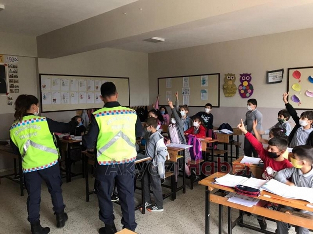 Akyazı'da jandarmadan öğrencilere trafik eğitimi