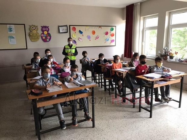 Akyazı'da jandarmadan öğrencilere trafik eğitimi