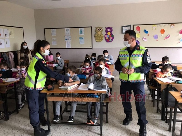 Akyazı'da jandarmadan öğrencilere trafik eğitimi