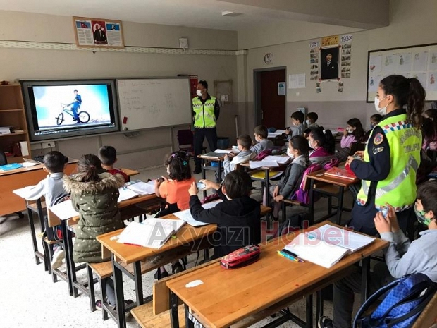 Akyazı'da jandarmadan öğrencilere trafik eğitimi