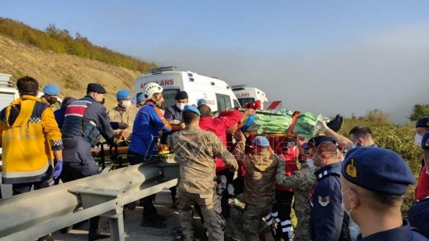 Turizm otobüsü dereye yuvarlandı: 2 ölü, 14 yaralı