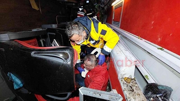 Turizm otobüsü dereye yuvarlandı: 2 ölü, 14 yaralı