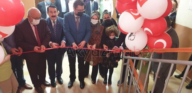 Akyazı'da Prof.Dr. Yücel Yüksel adına kütüphane açıldı