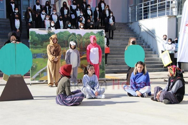 Akyazı'da geleceğe nefes olacak yeni fidanlar toprakla buluştu