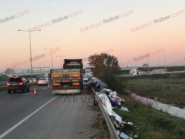 Kamyon otomobili biçti: 3 yaralı