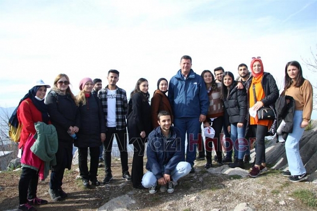 Akyazı Belediyesi'nden üniversite öğrencilerine doğa gezisi