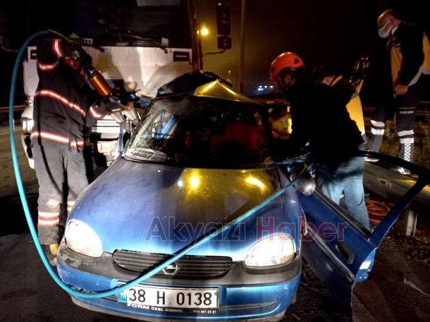 Kamyonun otomobili biçtiği kazadan acı haber
