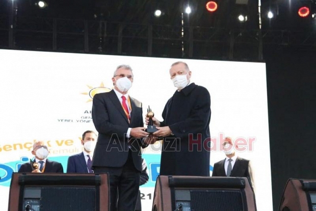 Cumhurbaşkanı Erdoğan, Sakarya’nın gençlik ödülünü Yüce’ye takdim etti