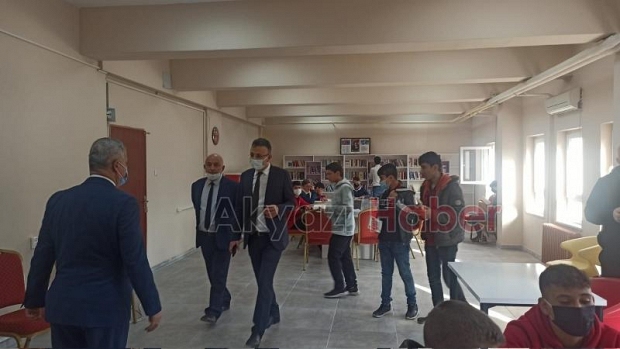 Kütüphaneyi gezdiler