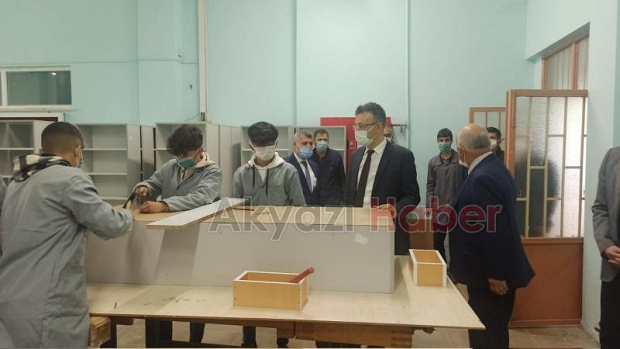 Kütüphaneyi gezdiler