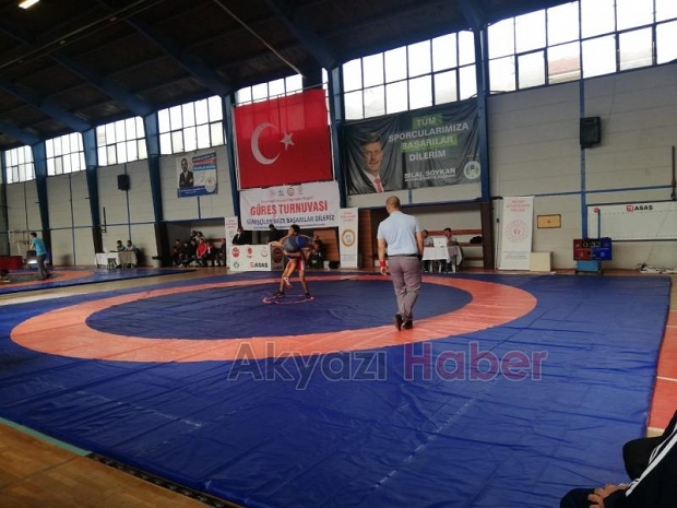 Akyazı'da düzenlenen güreş turnuvası sona erdi.