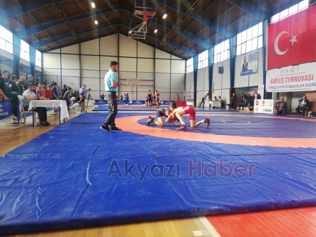Akyazı'da düzenlenen güreş turnuvası sona erdi.