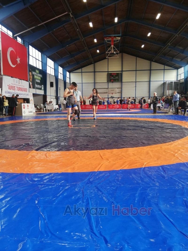 Akyazı'da düzenlenen güreş turnuvası sona erdi.